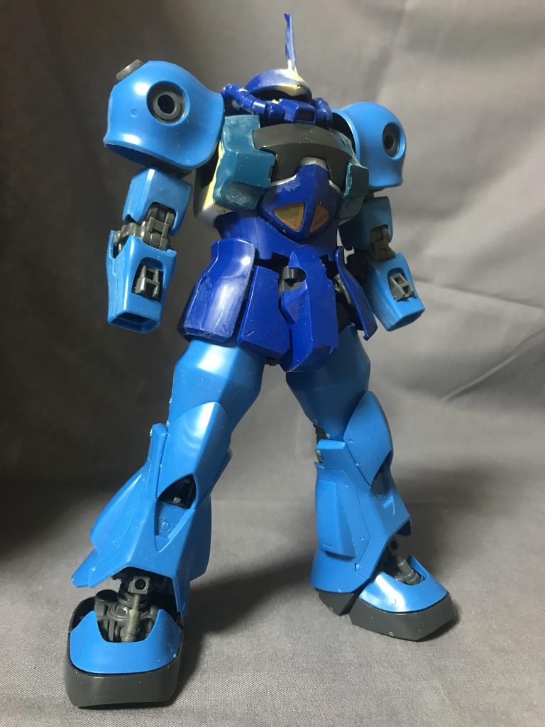 グフ1.0の頭、カスタムの胸、2.0の体ジャンクで叩き売られていたのを見つけたので思いついた作品ですが、なにげにMGを3体も使った贅沢仕様です(笑)