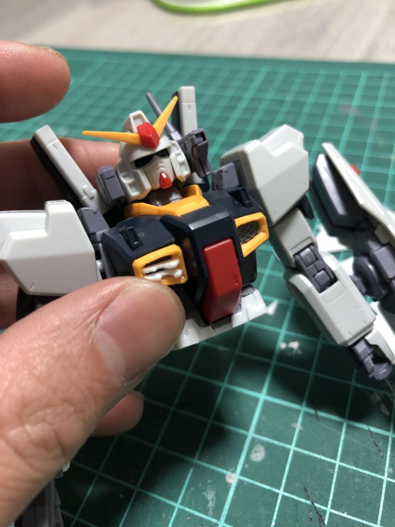 胸のダクトはコトブキヤさんのメッシュプレートと切り取ったプラ板を使用してディテールアップしています。