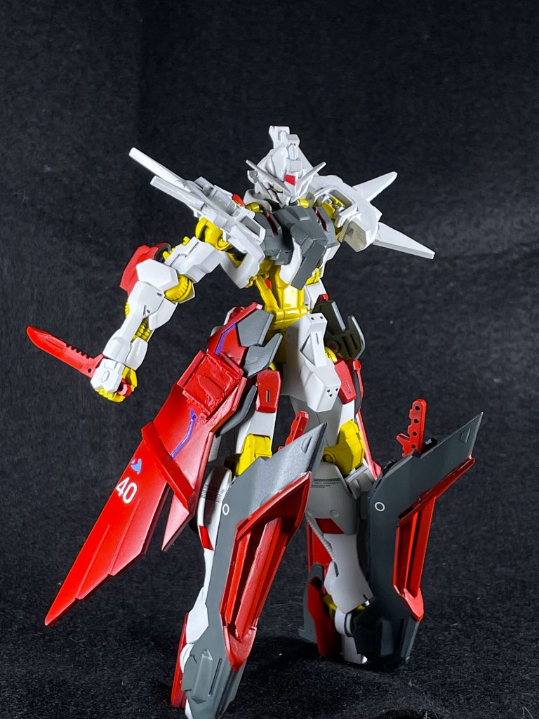 主な武装は、腕部、腰部、脚部に計6本搭載しているコンバットナイフ