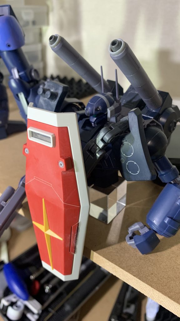 肩に懸下したシールドを前面に展開出来る様ビルド系アームパーツを使い調整しました。