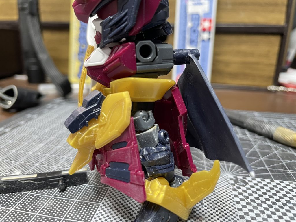 脚の開きを調整すべく大腿上部を切り飛ばしてボールデンに変えました。可動軸と可動域が増えます。脚の内側の肉抜きもパテで埋めて外側のディテールをプラ板で内側にも作ってます。（画像無し💦）