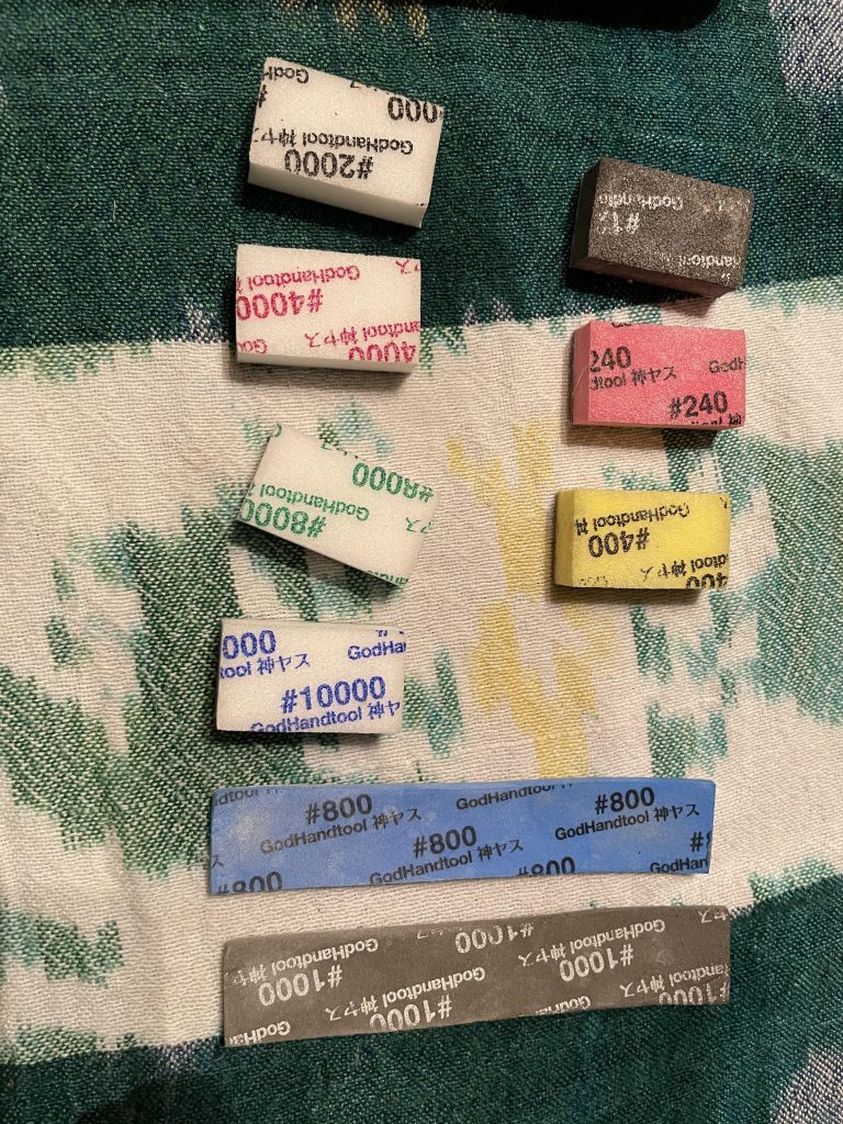 クリアパーツのランナー跡が目立つので、全て画像のヤスリを使い240〜10000番でチマチマ磨きました。多少はマシになったはず…