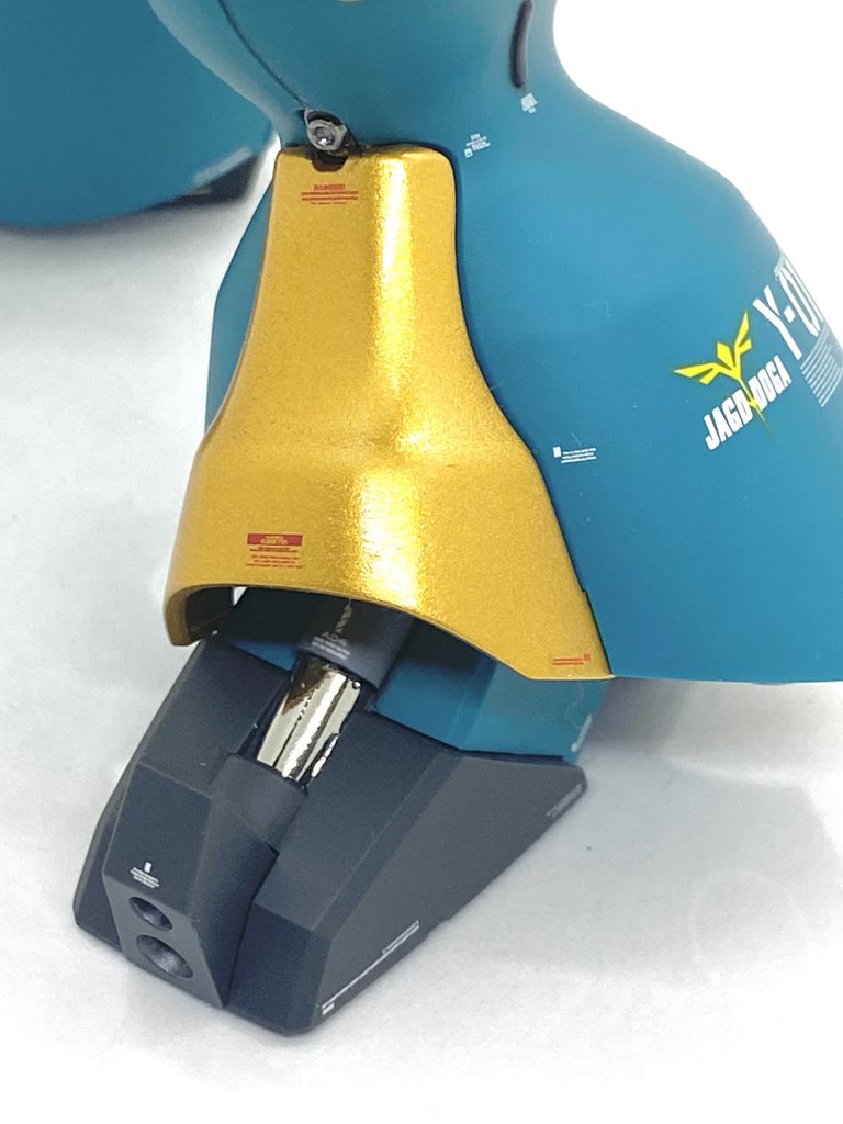 膝の部分は合わせ目消すのが嫌だったのでRE/100を参考にダンモでモールドにしています。