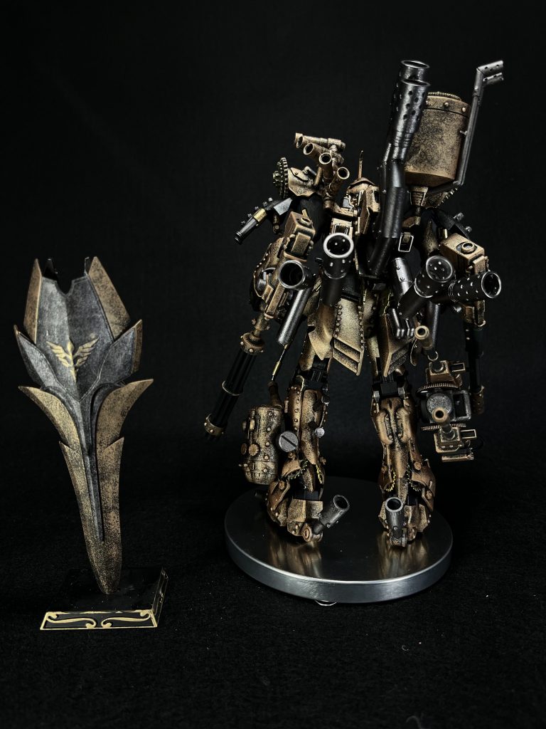 背面からスチームパンク表現その③、パイプです。蒸気がメインの動力ということで、動力パイプは全てオミットし、これだけの機体を動かすんだからきっととんでもない量の蒸気が出るだろうと思い、できる限りのパイプをつけてみました。なんとなく、スチームパンクの世界にあるパイプってクネクネしてるよなぁと思い、今回から導入したホビーノコで切ってくっつけてを沢山やりました。このパイプが密集してるバックショット、かなり気に入ってます。↓