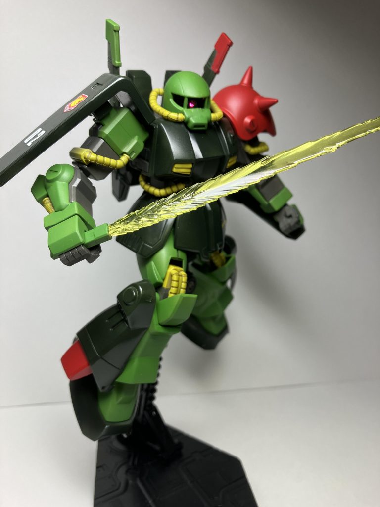 このキットにはサーベルもヒートホークもないので、ザーベルはRGシナンジュから、手は中にあったでっぱり切り飛ばして、握れるようにしました