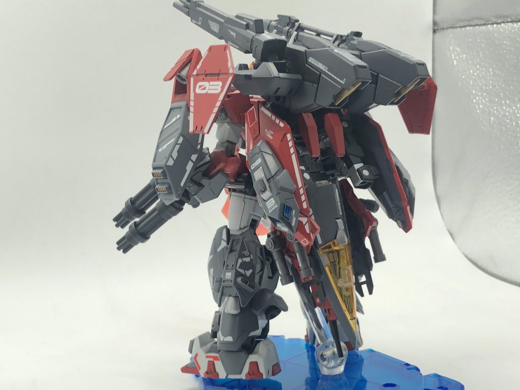 バックパック以前は上部に配置していた戦闘支援ドローンをバックパック側面に配置。中央には新たな中型のドローンを装備。