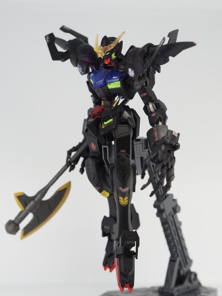 塗装はアクリルガッシュのジェットブラック、仕上げは半光沢です。クリアパーツの一部は裏側をアクリルガッシュの蛍光色で塗っています。