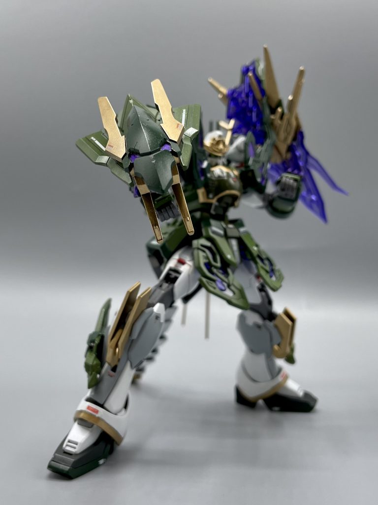 右肩龍:延長機能はオミットして、右腕に装着する形の装備に。シールドとしての機能も持ち合わせています!