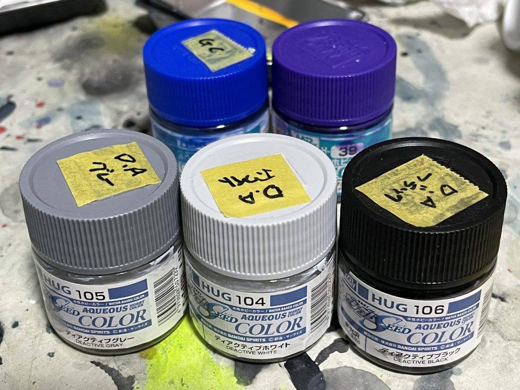 塗装Hは水性ホビーカラー、HDAは水性ホビーSEEDカラーのディアクティブカラー。フレーム部分: HDAブラック青部分: HDAブラック+Hガンダムブルー→ルミネ・青本体赤部分: HDAグレー+H紫少量→ルミネ・赤黄色部分: HDAグレー+H紫少量→HDAホワイト→ルミネ・赤+緑本体白部分: HDAブラック+HDAグレー→HDAホワイト→ルミネ・赤+青+緑シールド赤: Hガンダムレッドシールド黄色: Hガンダムイエローシールド白: HDAブラック+HDAグレー→HDAホワイト→Hガンダムホワイトツインアイ: アクリジョン 蛍光イエロー+蛍光オレンジ頭部センサー: Hシルバー→ガイアノーツエナメル蛍光ブルー墨入れ: Mr. ウェザリングカラーマルチブラック黒塗りつぶし: タミヤエナメルフラットブラックトップコート: Hつや消しクリア