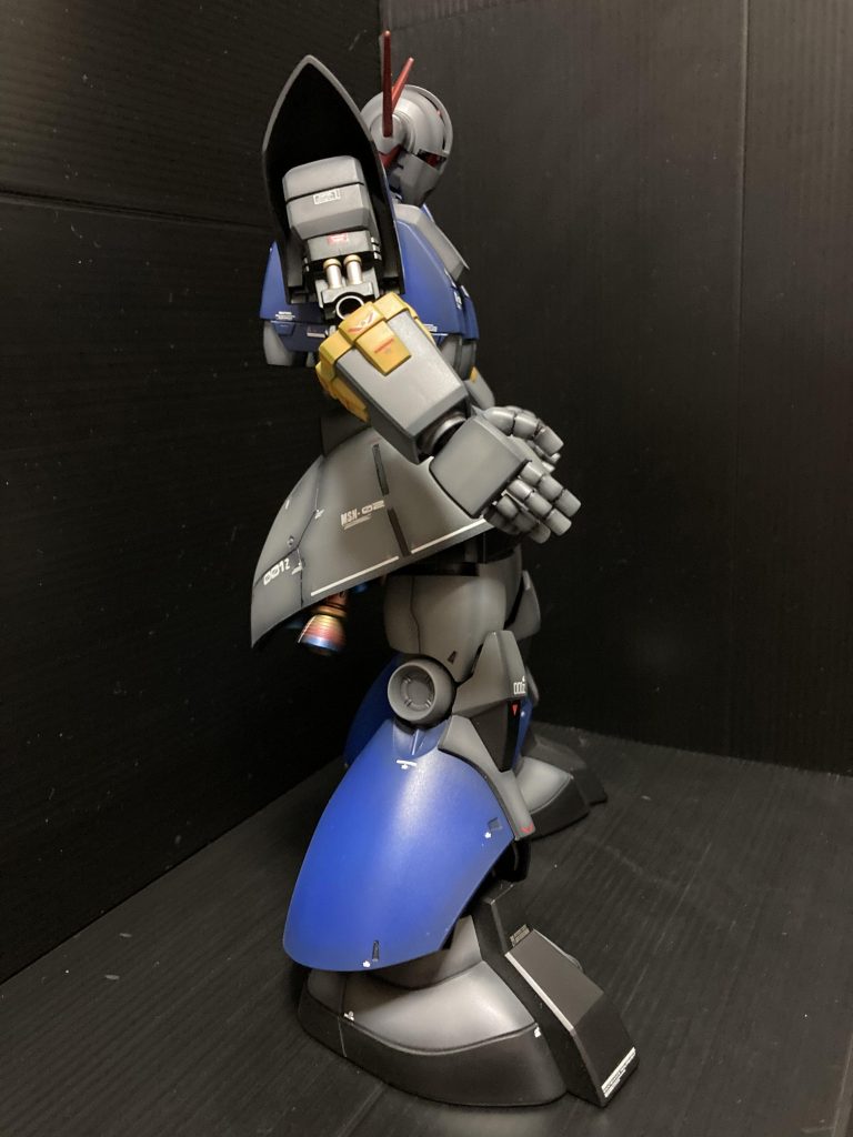 横向き^_^腰関節を二重関節にし、前屈みにして、スカートを落とす事で、棒立ちにならない様にしてます^_^