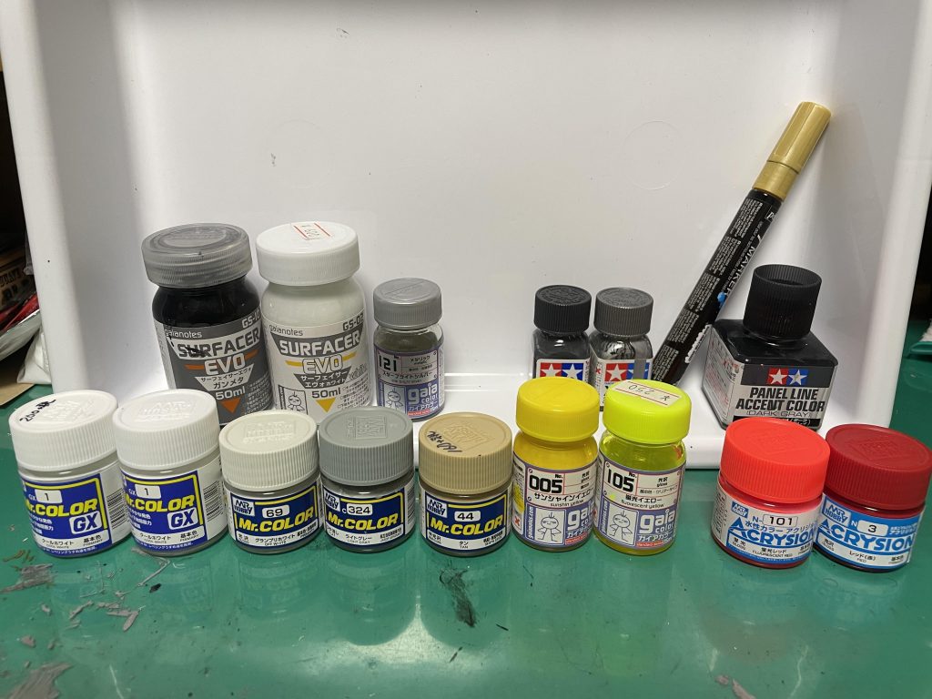 びっくりするほど基本工作の作業工程が多くて、3回くらい投げ出しました…笑そのため前回から3ヶ月くらい時間が立ってしまいました😇ボディは白サフ→配色、フレームはガンメタサフ仕上げです。この画像の他にメインカメラ、ツインアイ部分はシルバー→ラッカー蛍光レッドでキャンディ塗装、マスキング後にフラットブラックで塗装してます。またカメラ部分はレジンでレンズ加工しました。