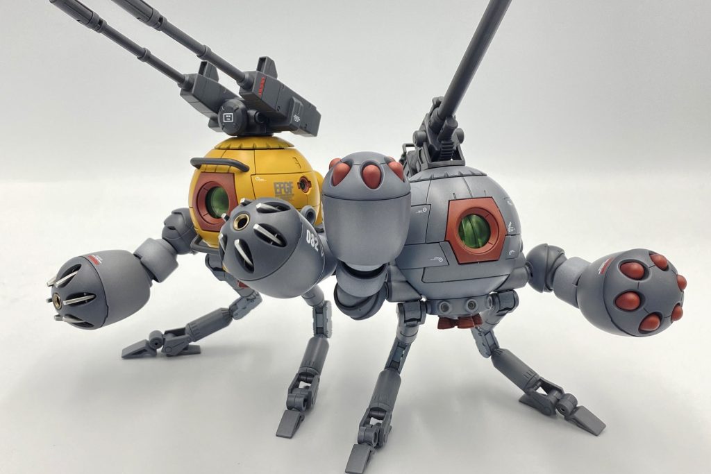 元が落書きなので設定は全て後付けですが、モビルポッドに支援をさせるほどGMの生産が追いつかないのであれば、陸上も同様のはず。戦闘の役に立たない作業用アームを脚に転用し、武装コンテナを兼ねるアッガイの腕を取り付けた陸戦機を急造、MSの随伴機としたとかなんとか。