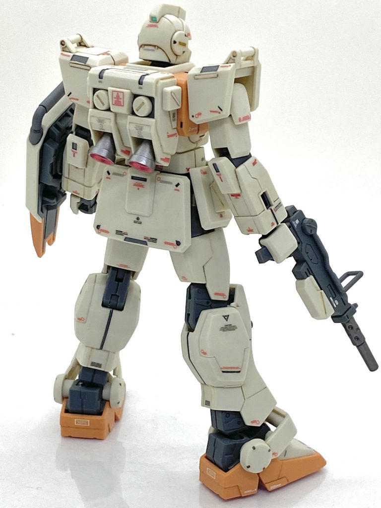 特にランドセルの造形は秀逸でこれを使ってジム系のキットを作りたいぐらいです。各部の凹部のモールドはグレーで筆塗りしています。自分も模型を初めて10年以上は筆塗りでしたから結構得意は得意ですが・・・筆塗りの弱点は広い面を塗る事で埃が付いたりムラになったりと散々で埃やムラを取る為にサンドペーパーで磨いてその後に塗っても全然ダメで初めてエアブラシを使った時、広い面が簡単に綺麗に塗れたので本当に感動しました。ですが、筆塗りの経験もエアブラシに変わっても十分に応用が利き、塗料の濃さや塗り分けなどの引き出しが増えて綺麗に仕上げるのに十分に役に立っていると思います。