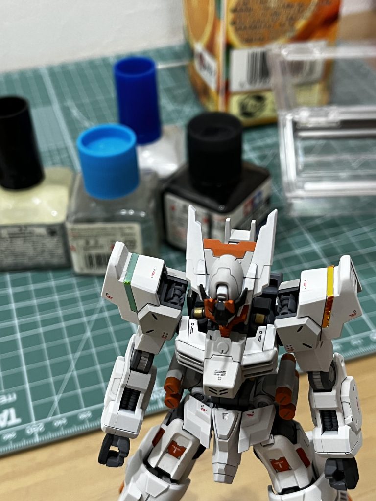 左右のでどの色が合うか試し中結果本体と合わせたメタリックなオレンジにて統一することにしました。少し貼るだけで印象がけっこう変わってくるので今後も使っていきたいディティール方法です。