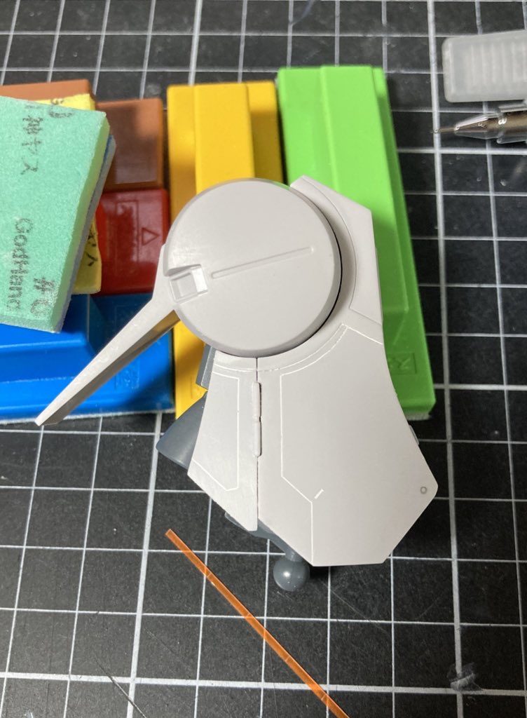 スッキリとした脚部はスジボリでディテールアップして情報量を追加。