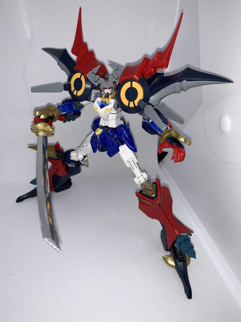 使用したのはコトブキヤ製ノンスケールダイゼンガー。ほぼ成型色仕上げですが参式斬艦刀はメッキシルバーで塗装。各種ジョイント等の繋ぎも接着剤とパテの為パテ部分は塗装しています。肩アーマーはダイゼンガーのガワ部分をすっぽりユーラヴェンに被せて接着。腕パーツはジョイント接続、ハンドパーツはダイゼンガーのものでないと斬艦刀が持てないため、手首パーツごと本体のハンドと付け替えしています。お陰で手首に可動軸が増え、内側にもう一段階ひねる表現が出来るようになりました。