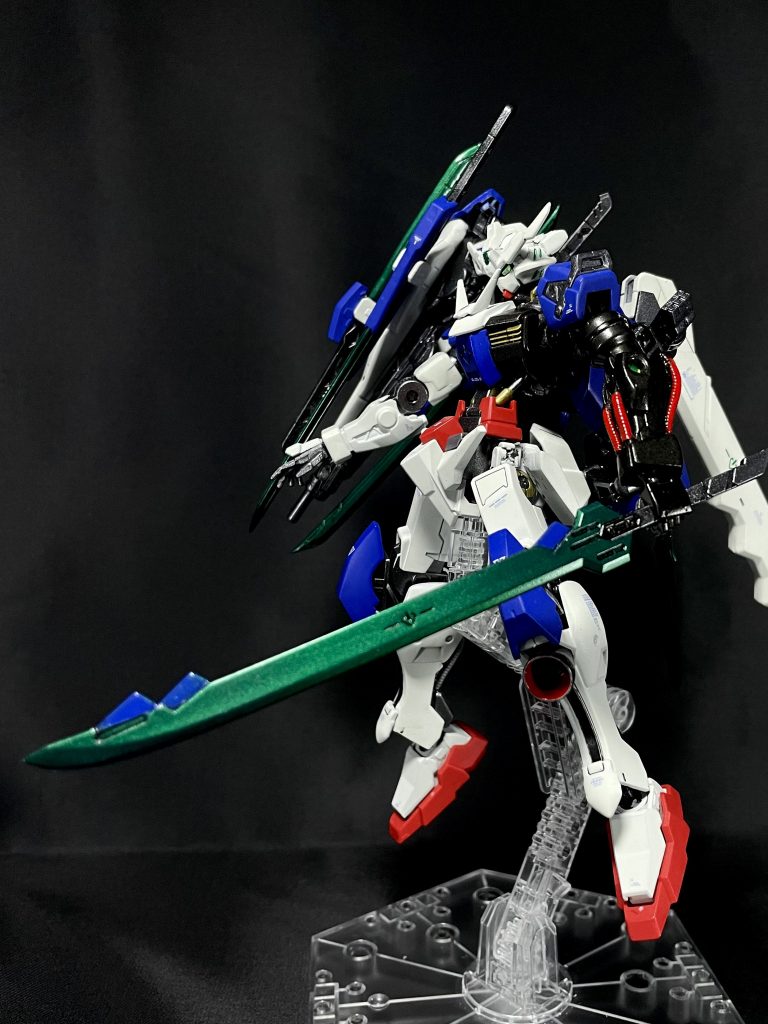 ASW-GN-001R4 ガンダムヱクシアエルスとの戦いの後、宇宙をさ迷ったグラハム・エーカーが別宇宙…厄災戦のあった地球へ転移し、搭乗することになった機体。太陽炉の存在しない世界における「ガンダム」の存在に合わせ、本来のエクシアとは異なる姿、エイハブリアクターを動力としたガンダムフレームの機体なっている。