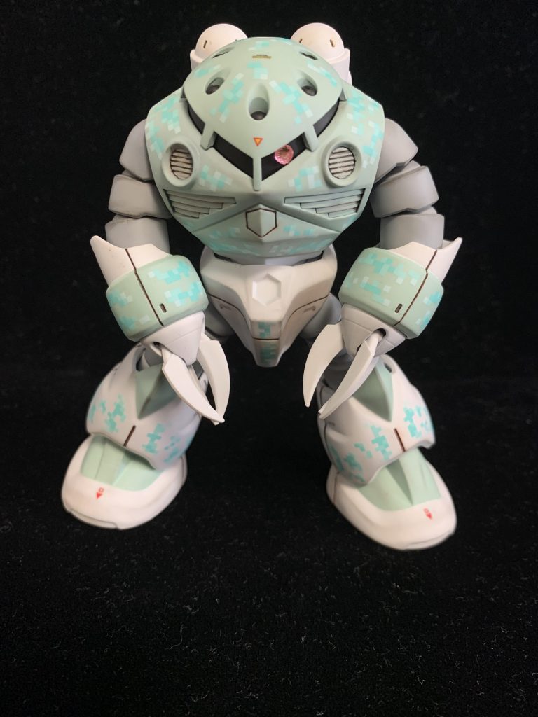 迷彩柄はハイキューパーツのピクセル迷彩デカールを使用、それ以外の部分のデカールはガンダムデカールの余り物を適当に使ってます。