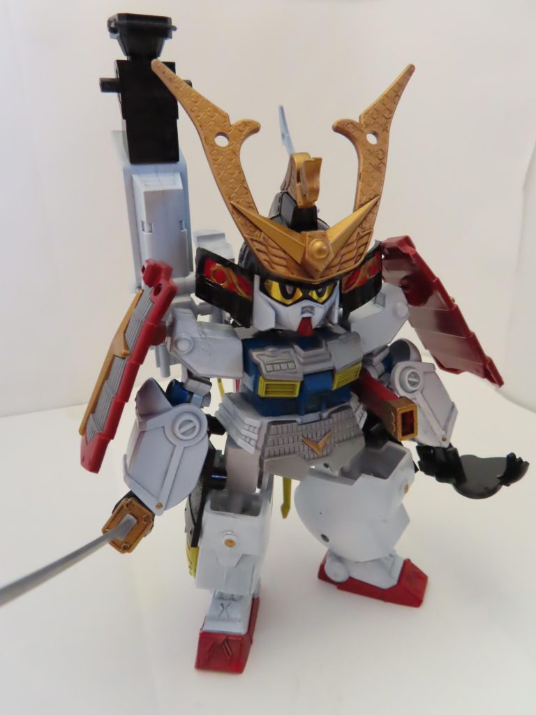 SDフレームを仕込みましたが干渉パーツが多く大きな動きは出来ませんが、脚を大きく開けるのでどっしりと構える事ができ、将軍様の貫禄が出たと思います。