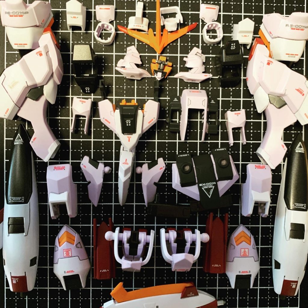 差し色パーツは二度塗り。最悪塗装済みのところをつまめるから塗りやすい。外装は「マスキング貼りやすそうなところ」を隠してキャラクターホワイトでツートンに。成形色と合わないかなぁと思ったけどそれほど悪くもないなと。尻のスラスターユニット(?)みたいなの流石に頑張って、各色塗る時に上手いこと便乗できるように工程考えて塗り分けた。頭使うよねー。デカール貼って、艶消し吹いてます。