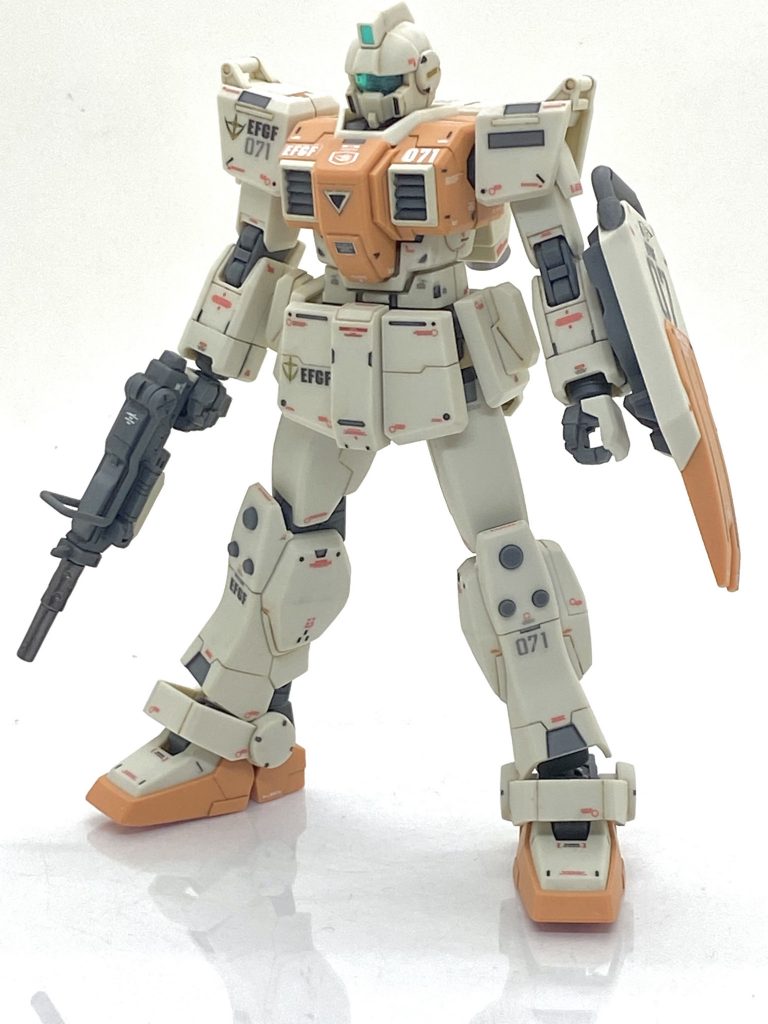 HGUC 陸戦型ジムを成形色仕上げ+αで作ってみました。陸戦型ジムが出た当時は設定画と全く違う顔で大変話題になったキットでした。ただ自分はそこまでは気にならず、寧ろ旧HGのキットが相当古い作りだったので「やっと陸戦型ジムもHG化したか」と思ったぐらいでした。MGの陸戦型ジムと違い・・・というかRGやガレージキットに近いぐらいのハイディテールでこういう方が何も改造出来ない成型色仕上げの自分には大変ありがたく、合わせ目もほぼ無いので楽も出来ます(笑)。ディテールを活かす為にグレーを差し色にして引き立たせるように作る事にしました。