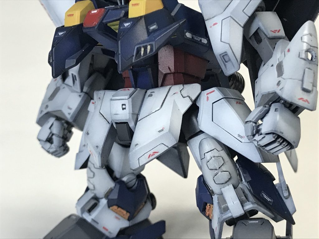 手足とウエストはHGシリーズのジャンクパーツ等で延長。合わせて腰アーマーも長くしています