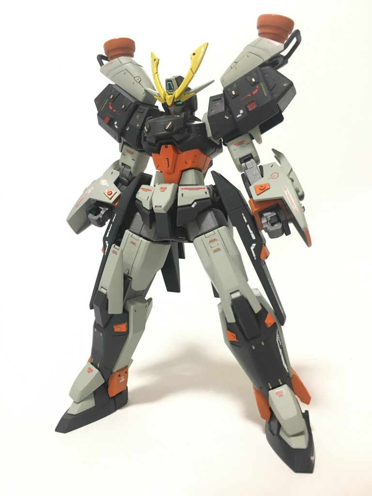 シールドクローを装備させた姿です。腕にボリューム感が増して、個人的に好きなバランスになりました。