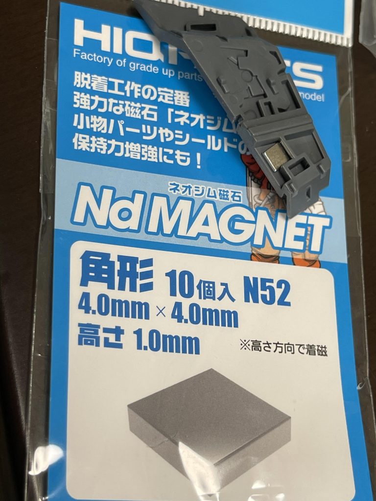 左右のアーマー一箇所ずつとライフル側に二箇所で固定しています。RGはフレームがあるのでフレームと装甲の間に上手くハマれば楽ですが、収まらない場合は削りが必要です。ライフル側のクリアランスがキツかった…　この辺は中身空っぽのHGの方が裏に貼るだけなんで楽そうですね