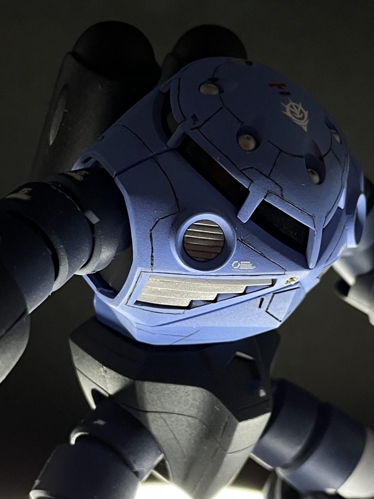 モノアイモノアイは可動式ではありません。可動式のアイデアは、完成後に閃いたので(今後やるとは言ってない)今回は埋め込みタイプです笑今回は、モノアイ用にパーツを作成しましたよ。3ミリのプラパイプを用意して、その中に余っているビームサーベルを突っ込んで、両方を輪切りにするとあらまあ!モノアイの出来上がり笑今後のジオン系を作成する際にでも、その状況をアップするとかしないとか。グポーン状態とグポーンオフを両方再現&可動式が、PROPE最終目標です(出来る気がしない)。