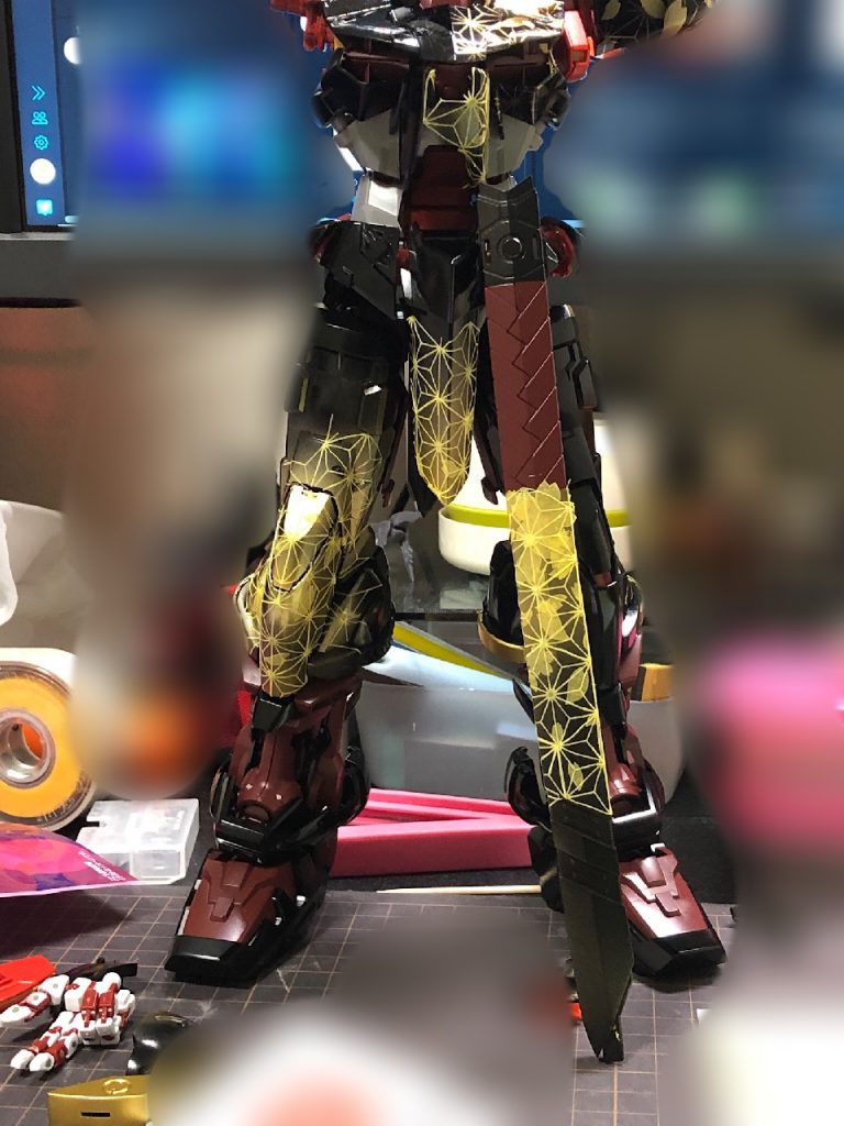 脚部、鞘のマスキング風景平面の模様を立体に貼るとどうしても辻褄が合わない所が出てくるので、それを上手く繋がってる様に見せるのもかなり考えながらの制作でした。