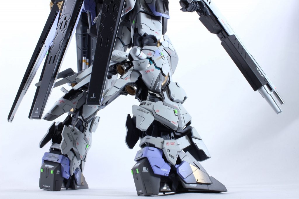 ヒザ横にマイクロプロペラトタンクをプラ棒で自作。ハッチはただ切り離してつけ直しただけ😆通常 サイコフレームを展開するとき外すヒザ上のパーツは裏の長ピンを切り離しその上のパーツと一体化、密度感を上げました。