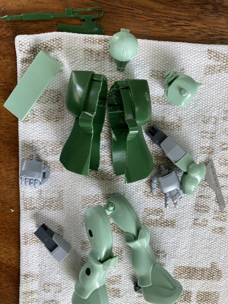 過去にシャア将軍製作で余っていた旧キット1/100のボディを三分の一に細く加工。手脚を1/144再販キットでTV版の後ろの情景カットに描かれた手脚バランスの悪い機体のイメージで。