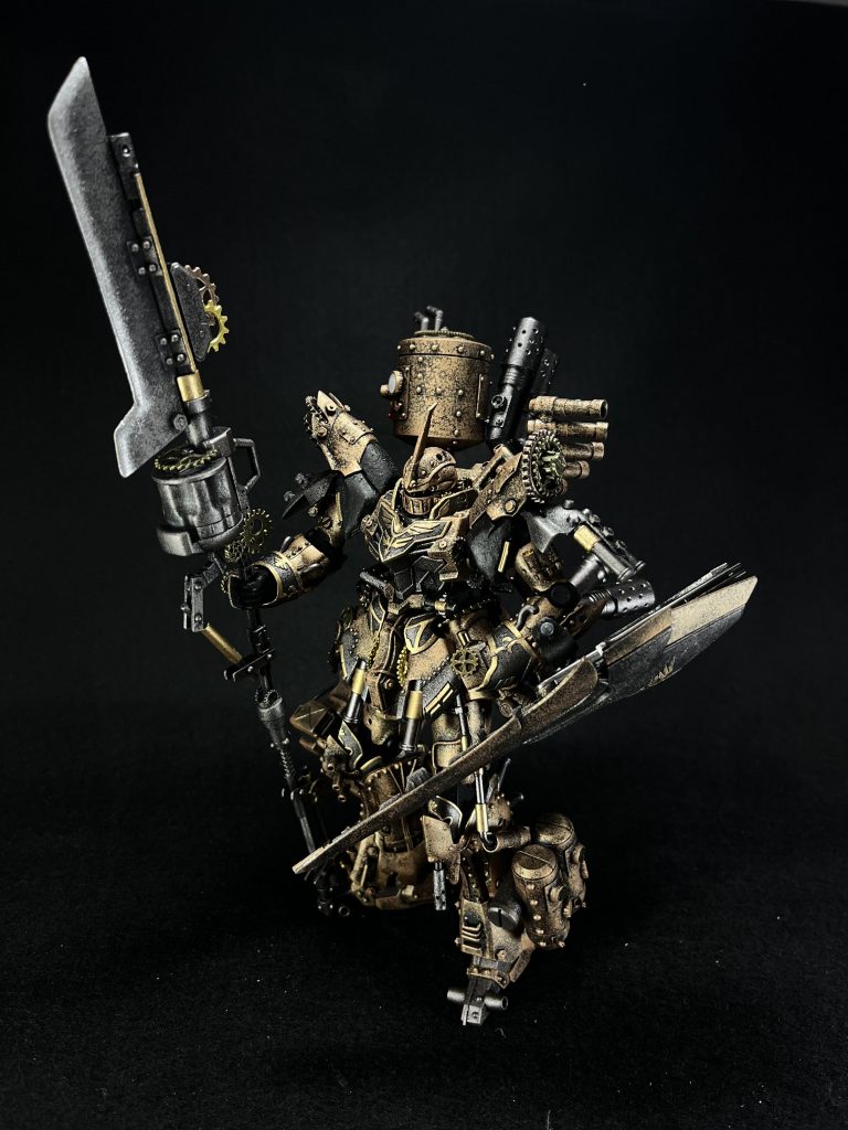 スチームパンク表現④、武器はきっとリボルバーの機構が必須だろうということで、メイン武器はガンランスをイメージしてセミスクラッチしました。コトブキヤのリボルバーランチャーを基部にプラ板やプラ棒を使用して作成しました。持ち手より下の部分がかなり細く弱々しいイメージだったので、シリンダー機構を追加して細身のままでシルエットを太くしてみました。