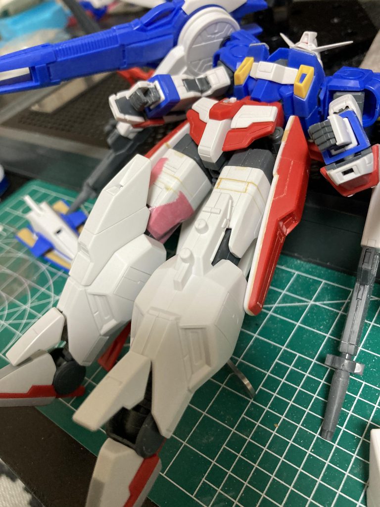 太ももの延長とサイドスカートの裏面埋めと筋彫り&プラ板貼り付け