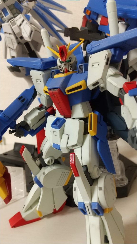 箱絵風ポーズ。可動域狭いです。目のシールがそのままだと変だったのでシルバー部分を切りました。膝の赤い所は筆塗り。