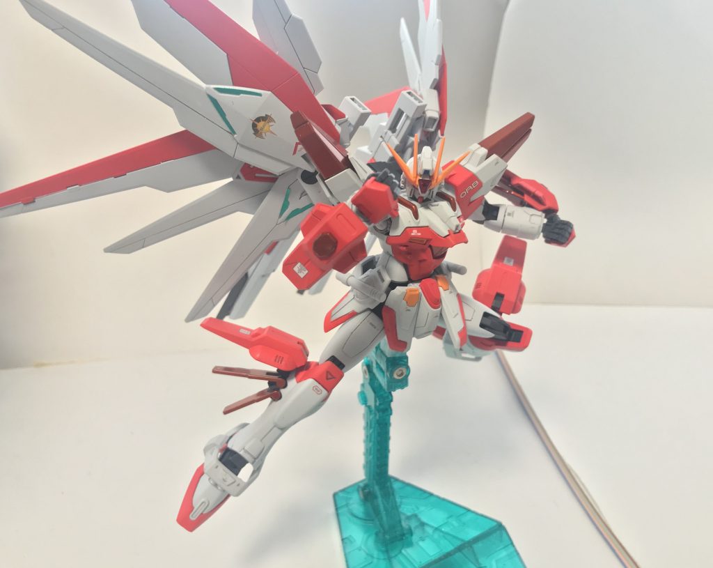 バーニングバーストシステム。各部のラジエーターとバックパックの翼が展開することで余剰出力をラジエーターやスラスターから炎の形として機体の外部に放出することが可能となっており、前世代機のストライクスフィーダでは機体が耐えられなかった250パーセントや300パーセントといった強化倍率にも耐えられるようになった。