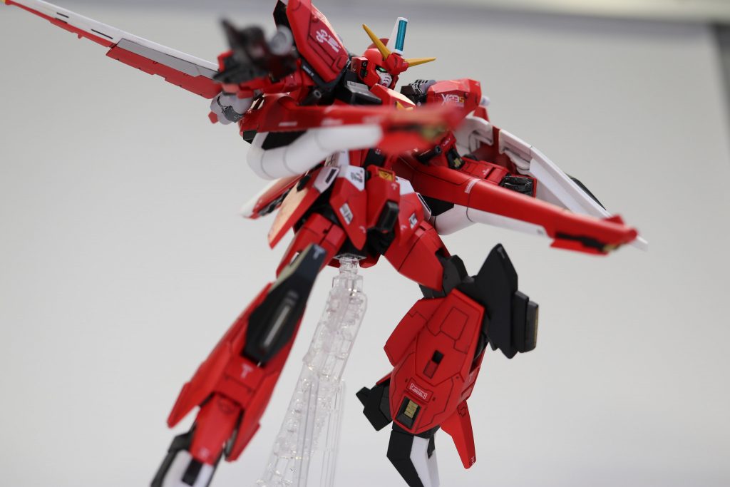 白赤ビーム!!!!!!!!ツインアイはクリアパーツの下にシルバーで塗装しているので、適切な光源があれば光ります。