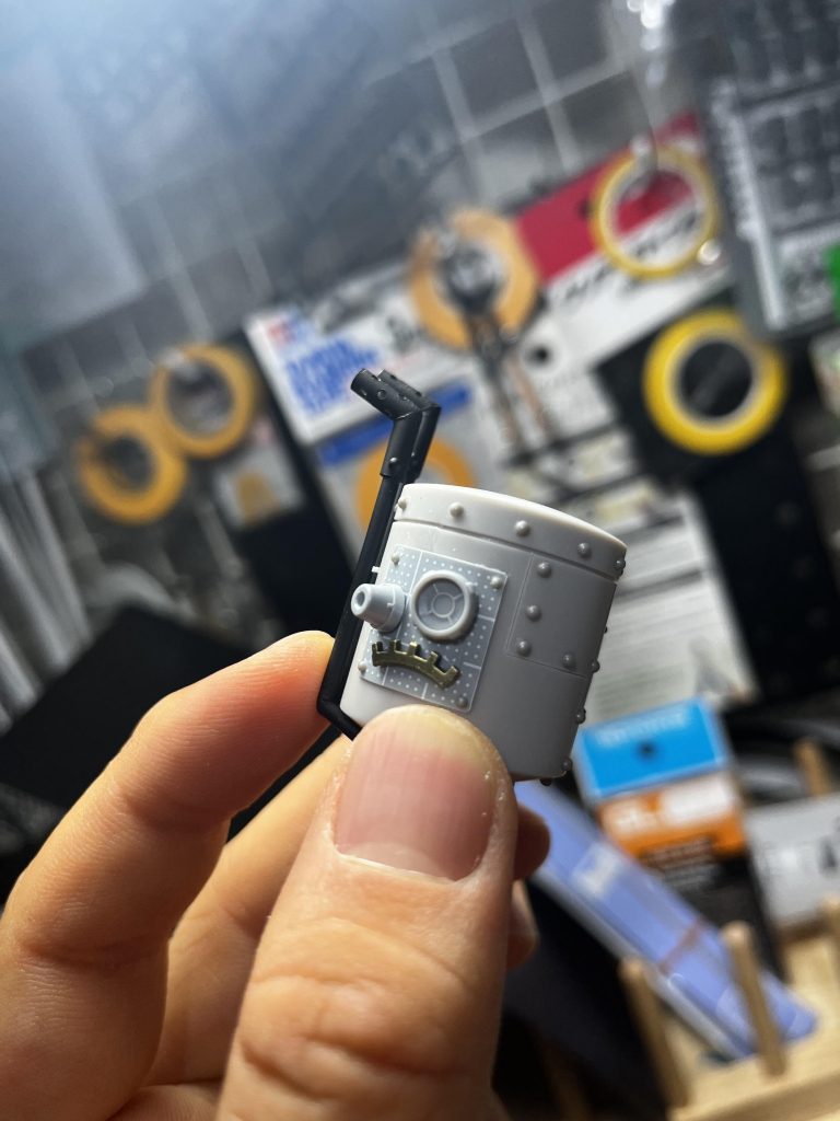 制作工程①前作のジオラマでも使用したタンクを今回はバックパックの代わりに使用してみようという思いから改造を始め、リベットを打ったり、メーターをつけてみたりとスチームパンクの表現を模索しながら作り始めた頃ですね。素組みの後、一瞬でこの羽みたいなバーニアはいらない!と判断しました笑