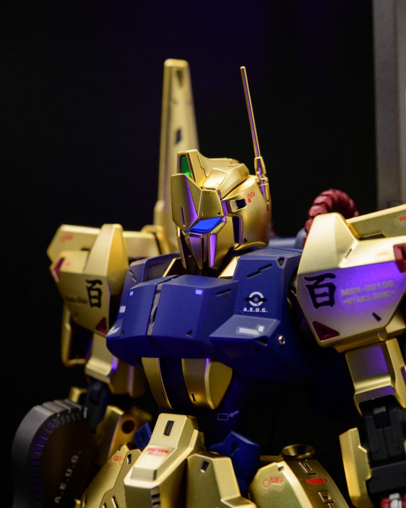 頭部のバイザーはブラックで塗った後に、蛍光クリアを吹いているのでブラックライトで光ります。