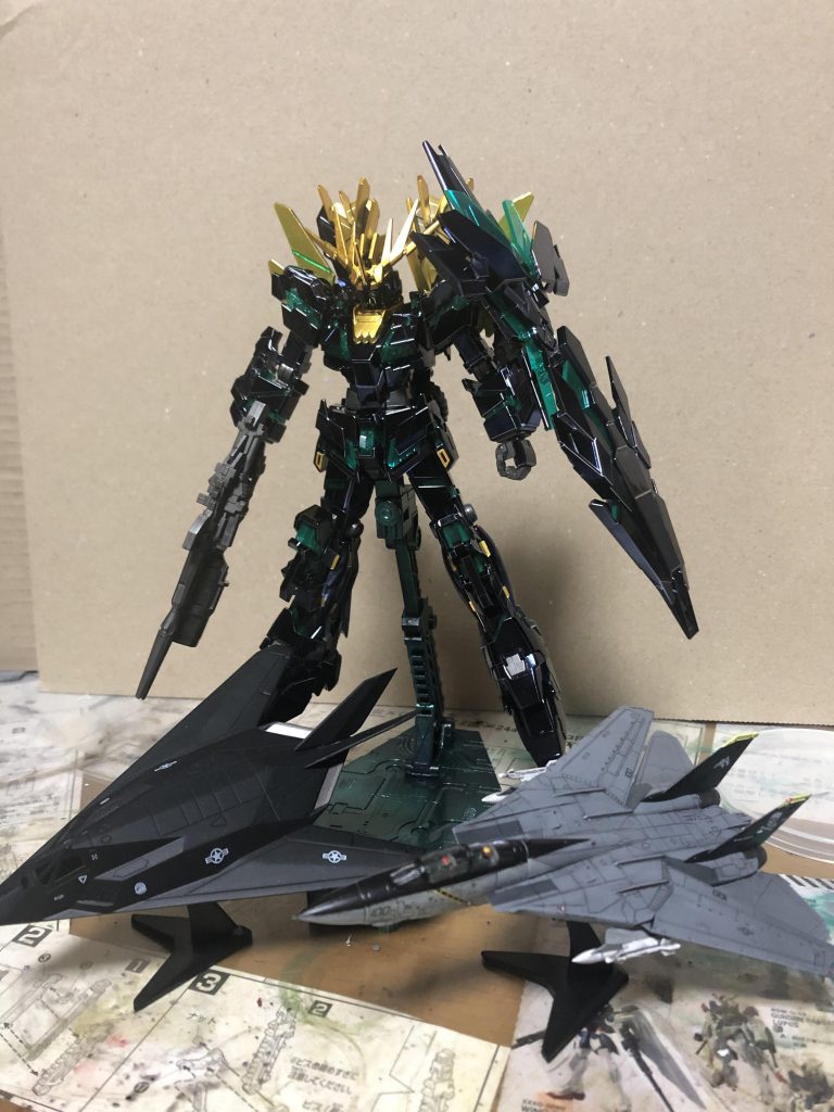 最後は食玩の１／144スケールのＦ117AとF14と絡めて😄元の値段の20%の値段で手に入れる事が出来ました😄ちなみにアクションベースもジャンク品100円😄テキトーにGXメタルグリーンで塗装しました。ジャンク品には夢が有る❗️どなたかは存じませんが僕に譲ってくれてありがとう❗️感謝です😄