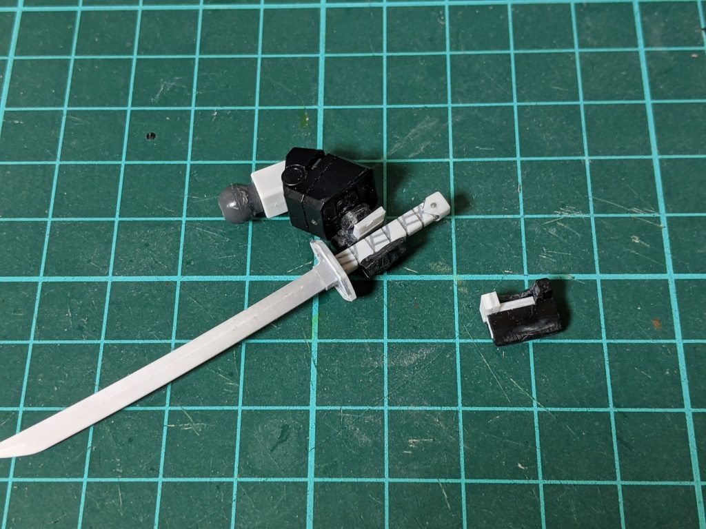 刀は手の甲を外して装備させます