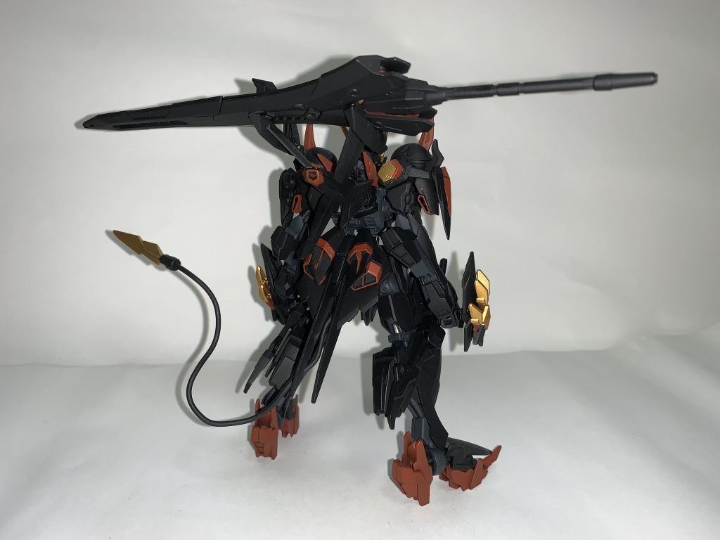 約300年前に起きた『厄災戦』に開発された漆黒のガンダム・フレーム。単機による高機動近接戦をコンセプトした機体で射撃装備は元々ある予定だったが開発に間に合わなかった為、一切装備されてない。本機はγナノラミネート技術が採用され、専用装備であるγナノラミネートバスターソード『ティルフィング』を装備する。バックパックと腰部には重力制御と慣性質量を個別に変動させることが出来るMS用試作推進システム『ニーベルング』が搭載される。