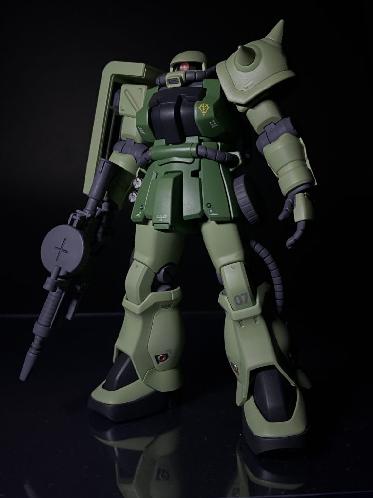 正面ショット。いつも通りモノアイのHアイズ化とプラ板でモノアイシールドつけただけ。カラーリングはF2ぽく薄い緑にしたつもりですが、青味、白味が足りなかったかな。普通の量産型ザクみたいになってしまいました。脛のスラスターはキチンと塗り分け。