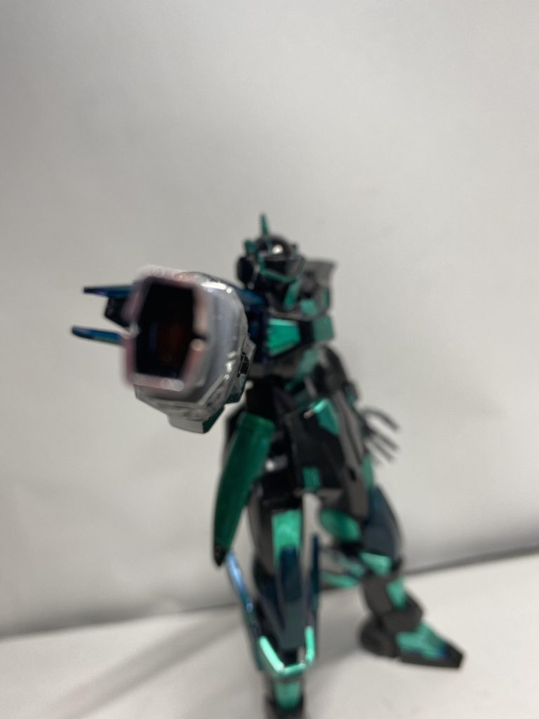 右腕に関してはトライバーニングの脚部を腕に見立てて作りました。先の銃口は知りません()