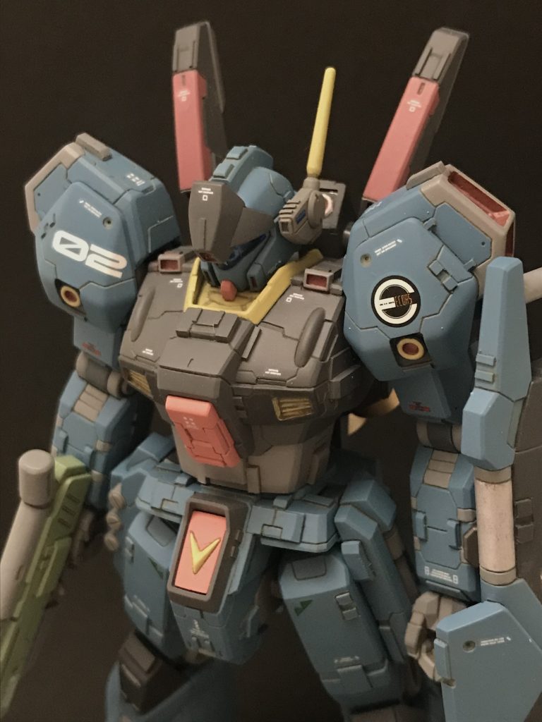 今回も全身ディテールアップしました。デカール用のスペースを計算してスジボリ してみたり小賢しくやっています。また、プロポーションも、首、腕、靴底、硬い関節、足首、股関節と股関ブロックの距離、を短縮。胴体を延長。胴体側の両肩にプラ板で幅増し。などなど、細かく調整しました。またジェガンを作るとしても同じ調整にするだろうなってくらい良い感じです。