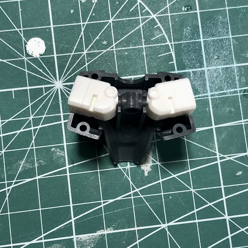 ザクIIIは初期HGなので肩可動がありませんから、引き出し式の肩兼ボールジョイントを仕込みました。三国伝系の腕を加工して内蔵しています。あと腿は4ミリ延長してありますククルス・ドアンの島、とても面白かったですね。今回は一年戦争から十年後、0089年辺りのドアンはどうしているかなと思い、こんな感じのMSを作ってみました。戦争はしないで欲しいけどパイロットの身は捨てられなさそうなドアンなので、カラバ辺りに籍だけ置いとくのもあるのかなとスコップは百均の物を加工、使用しています。かなり広い面積でしたが筆塗りで比較的安定して塗れて良かったと思います閲覧ありがとうございました！ 