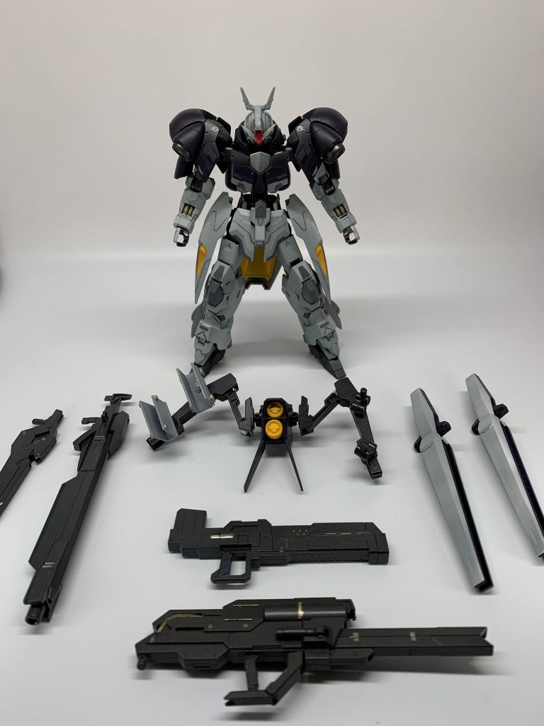 基本武器は使い捨てして、空になった武装からパージします対多数戦を想定しており、状況による武器を換装する戦い方です。プロトフィンファンネルは中距離戦においての補助攻撃として運用してます。両肩部、サイドスカート、リアスカートにバーニアを付けることで機動力の向上を行いました。