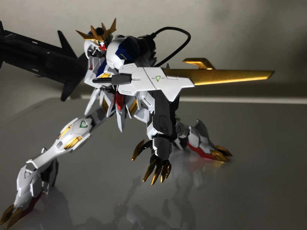 例のキュルキュルキュ(?)ってSEが聞こえてきます...もっと長いリード線があれば写真の幅も広がるんですが、テイルブレードの自重に耐えられない気も。(スタンド使えば良いっちゃ良いですが)