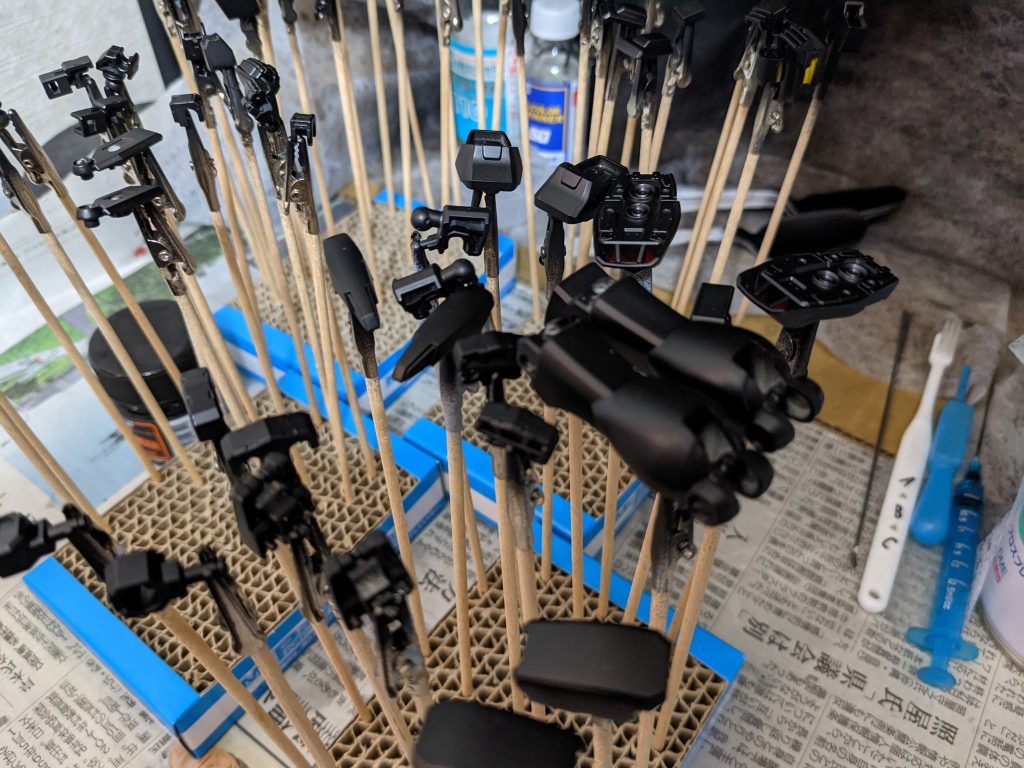 下地はクレオスの水性サーフェイサーの黒いやつ。