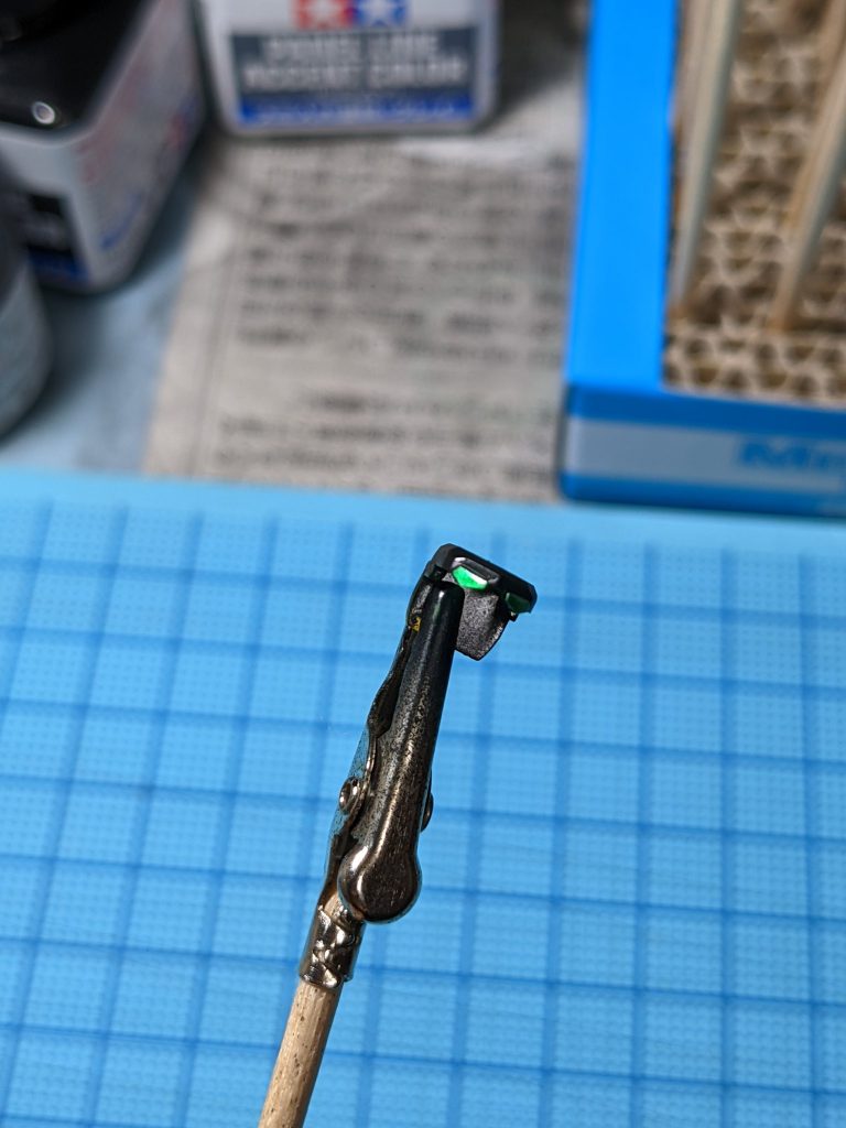 目はガンダムマーカー「メッキシルバー」を下地にして、上から水性のクリアーグリーン。